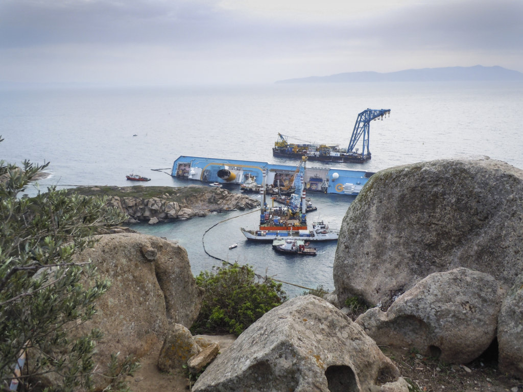 Costa Concordia: boat working on the half-sunken cruise ship at 