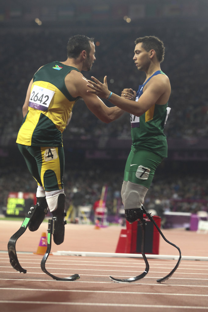 Oscar Pistorius congrrats with Brazil's Alan Oliveira after lost